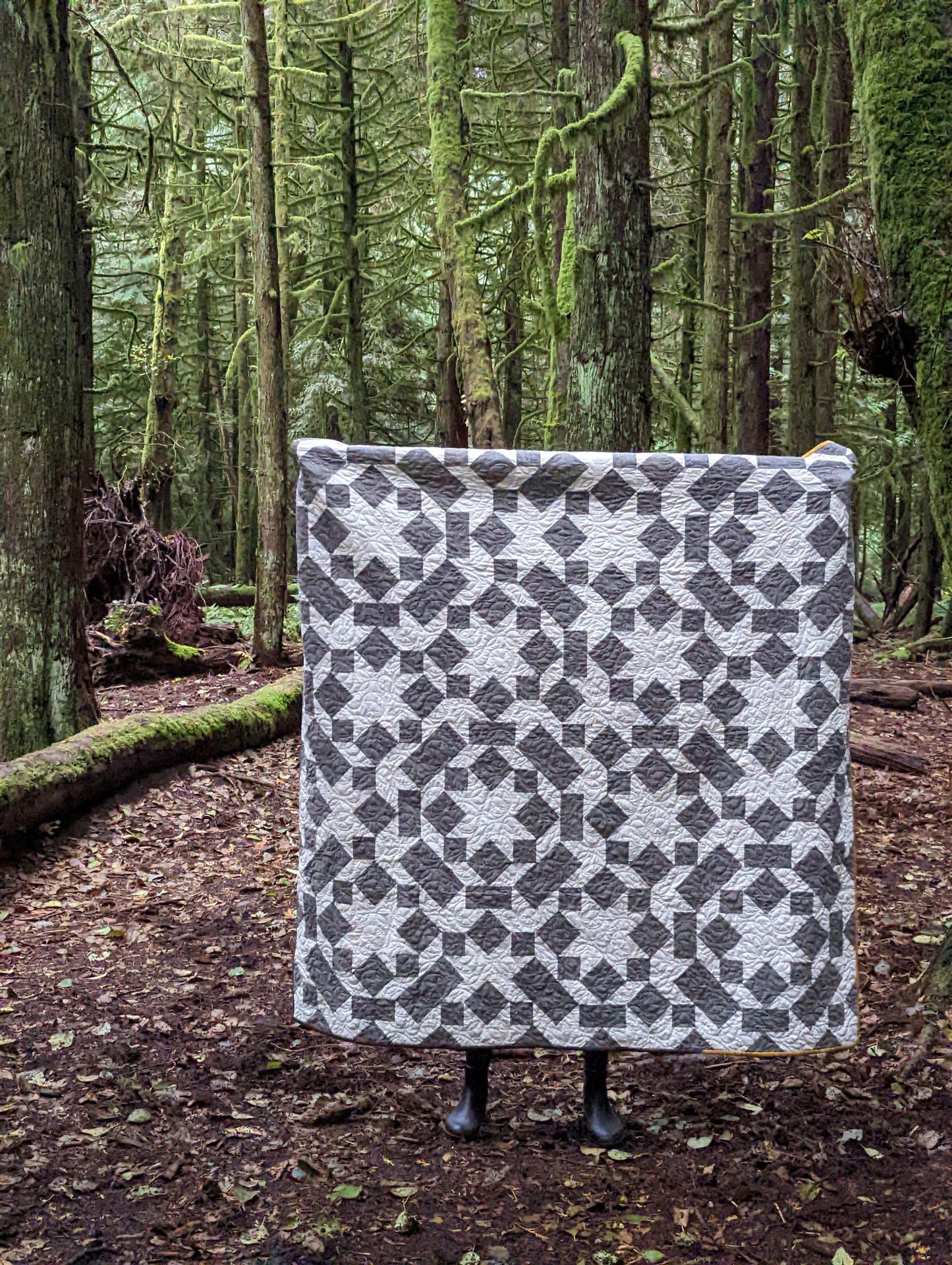 Throw quilt - two tone Aperiodic